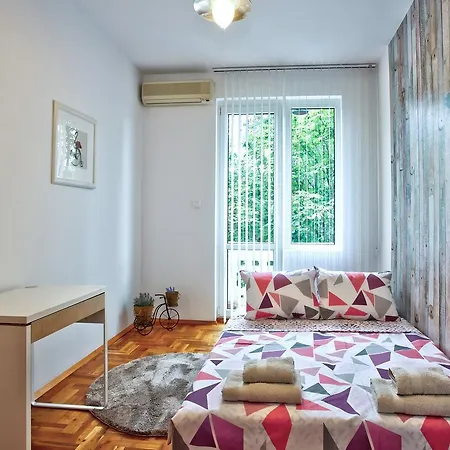Ndk Spacious Vintage Apt