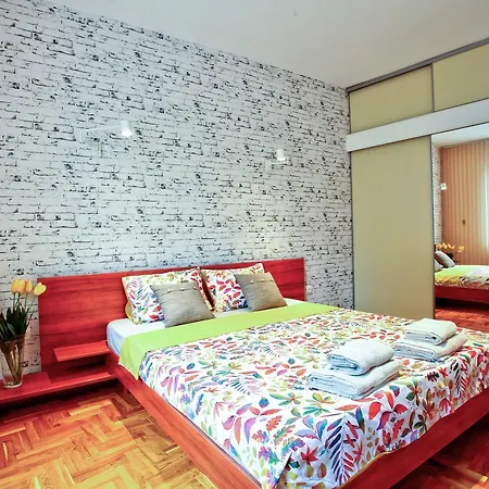 Ndk Spacious Vintage Apt Apartment *