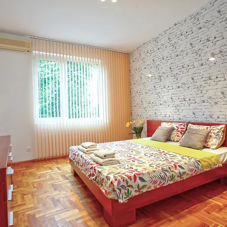 Ndk Spacious Vintage Apt Apartment